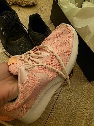 Reebok i Nike patike. Nošene ali u dobrom stanju, mozete videti po na lalafo.rs — 6 Reebok i Nike patike. Nošene ali u dobrom stanju, mozete videti po — 6