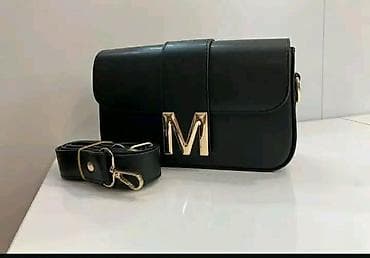 Accessories: Elegantna ženska torba preko ramena sa preklopom i metalnim slovom „M” at lalafo.rs — 2 Accessories: Elegantna ženska torba preko ramena sa preklopom i metalnim slovom „M” — 2