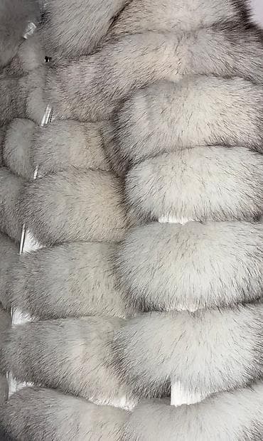 Luksuzna ženska bunda u srebrno-sivoj nijansi, kratkog kroja. Model je at lalafo.rs — 3 Luksuzna ženska bunda u srebrno-sivoj nijansi, kratkog kroja. Model je — 3