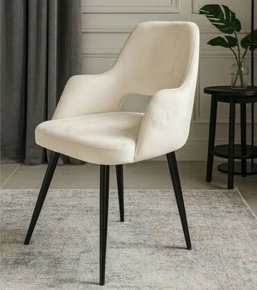 Elegantna tapacirana stolica sa naslonima za ruke, idealna za na lalafo.rs Elegantna tapacirana stolica sa naslonima za ruke, idealna za