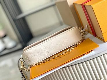 Torba – bež kožna crossbody/shoulder torbica sa reljefnim monogramskim na lalafo.rs — 4 Torba – bež kožna crossbody/shoulder torbica sa reljefnim monogramskim — 4