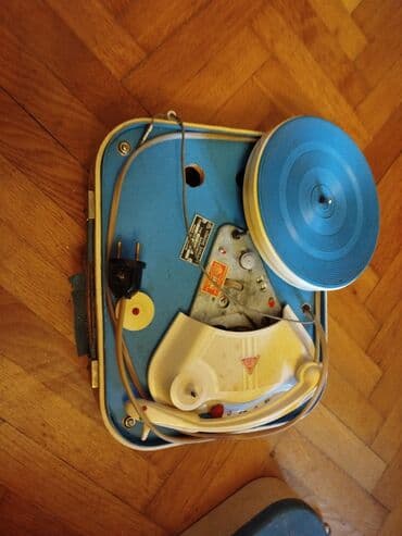 Antique devices: Retro,stari mali gramofon u koferu. Simpatican mali gramofon,vise kao at lalafo.rs — 3 Antique devices: Retro,stari mali gramofon u koferu. Simpatican mali gramofon,vise kao — 3