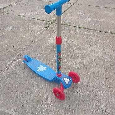 Dečiji trotinet sa 3 točka - Stabilna trotočkaška konstrukcija: dva na lalafo.rs Dečiji trotinet sa 3 točka - Stabilna trotočkaška konstrukcija: dva