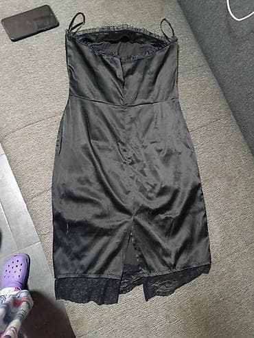 Dresses: Crna satenska haljina sa čipkom - Elegantna midi dužina, uska silueta at lalafo.rs — 2 Dresses: Crna satenska haljina sa čipkom - Elegantna midi dužina, uska silueta — 2