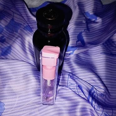 Elegantna bočica parfema Louis Vuitton u tamnoj boji, sa na lalafo.rs Elegantna bočica parfema Louis Vuitton u tamnoj boji, sa