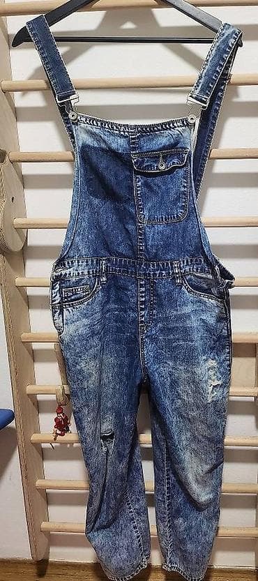 pantalone butiku ali: Farke isprano plave boje, sa cepanim i iskidanim detaljima, na tregere na lalafo.rs — 1 pantalone butiku ali: Farke isprano plave boje, sa cepanim i iskidanim detaljima, na tregere — 1