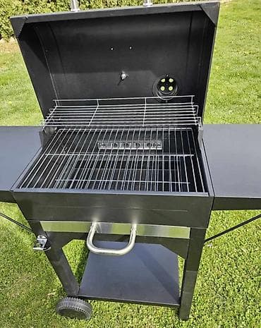 Crni roštilj na ugalj sa poklopcem i dve bočne police. Poseduje na lalafo.rs — 3 Crni roštilj na ugalj sa poklopcem i dve bočne police. Poseduje — 3