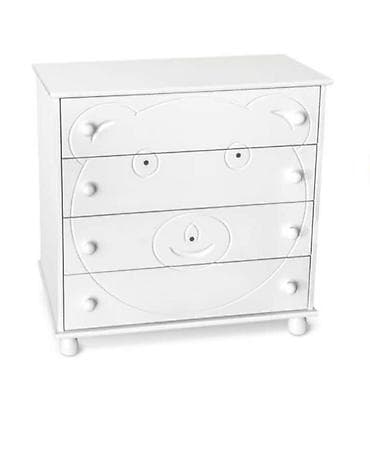 Dečija komoda sa 4 fioke – beli dizajn sa motivom mede - Materijal na lalafo.rs Dečija komoda sa 4 fioke – beli dizajn sa motivom mede - Materijal