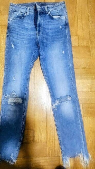 Možda tri puta obučene farmerice, svetlo plave, iscepane na kolenima i na lalafo.rs — 2 Možda tri puta obučene farmerice, svetlo plave, iscepane na kolenima i — 2