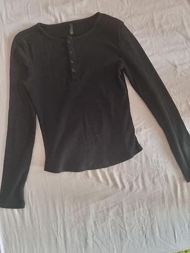 Crna majica dugih rukava – henley stil - Boja: crna - Model: henley na lalafo.rs Crna majica dugih rukava – henley stil - Boja: crna - Model: henley