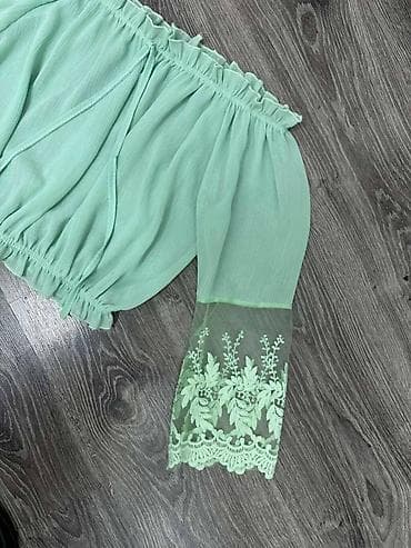 pantalone butiku ali: Letnja crop bluza/košulja, može se spustiti na ramena, L veličine ali na lalafo.rs — 2 pantalone butiku ali: Letnja crop bluza/košulja, može se spustiti na ramena, L veličine ali — 2