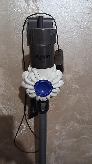Dyson bežični štapni usisivač (serija V6/V7 tip dizajna) - Kompaktan na lalafo.rs — 2 Dyson bežični štapni usisivač (serija V6/V7 tip dizajna) - Kompaktan — 2