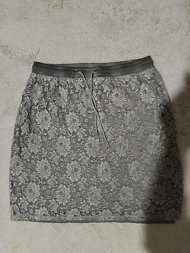 Siva ženska suknja sa čipkanim prekrivačem. - Kroj: ravna/olovka na lalafo.rs — 2 Siva ženska suknja sa čipkanim prekrivačem. - Kroj: ravna/olovka — 2