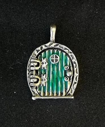 kom sa etiketom: Starinski Privezak Hobit vrata Gospodar Prstenova. Rezervisano. The at lalafo.rs — 4 kom sa etiketom: Starinski Privezak Hobit vrata Gospodar Prstenova. Rezervisano. The — 4