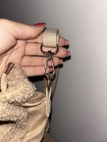 dve suknje po: Bež ženska torba sa ručkama i kaišem za rame. - Materijal: pliš. - at lalafo.rs — 4 dve suknje po: Bež ženska torba sa ručkama i kaišem za rame. - Materijal: pliš. - — 4