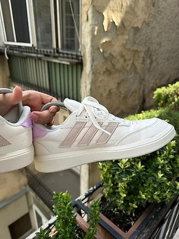 Adidas ženske patike – kožne bele sa ljubičastim detaljima - Model na lalafo.rs — 7 Adidas ženske patike – kožne bele sa ljubičastim detaljima - Model — 7
