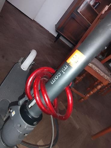 Električni trotinet sa disk kočnicom i dodatnom opremom - Robustan na lalafo.rs Električni trotinet sa disk kočnicom i dodatnom opremom - Robustan