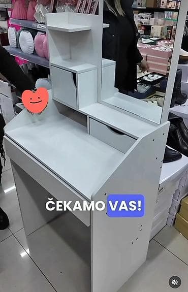 Toaletni sto sa ogledalom i bogatom organizacijom - Materijal na lalafo.rs Toaletni sto sa ogledalom i bogatom organizacijom - Materijal