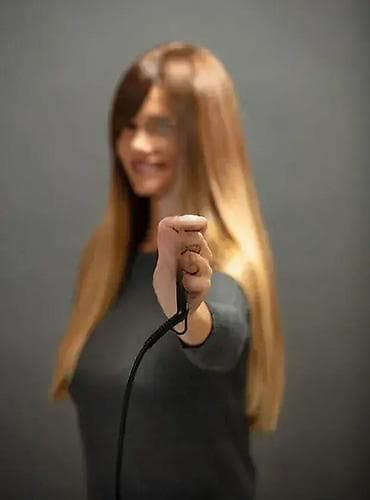 **Tehničke Karakteristike :** Brend : ROWENTA Obloga ploča: Ceramic na lalafo.rs — 7 **Tehničke Karakteristike :** Brend : ROWENTA Obloga ploča: Ceramic — 7