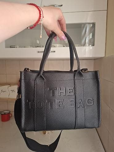 dve suknje po: Torba “THE TOTE BAG” – kompaktnog tote dizajna u klasičnoj crnoj boji na lalafo.rs — 2 dve suknje po: Torba “THE TOTE BAG” – kompaktnog tote dizajna u klasičnoj crnoj boji — 2