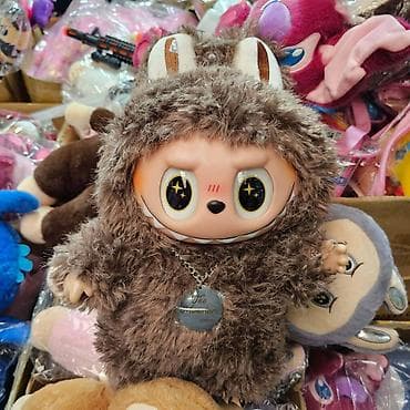 Plišana lutka Labubu - Slatka kolekcionarska lutka sa velikim sjajnim na lalafo.rs — 3 Plišana lutka Labubu - Slatka kolekcionarska lutka sa velikim sjajnim — 3