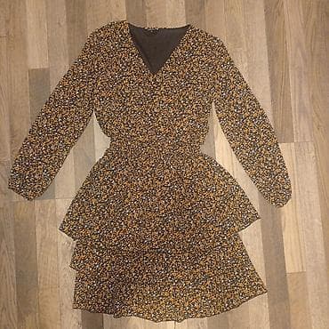 dve suknje po: Haljina s dugim rukavima i sitnim cvetnim printom - Model at lalafo.rs — 1 dve suknje po: Haljina s dugim rukavima i sitnim cvetnim printom - Model — 1