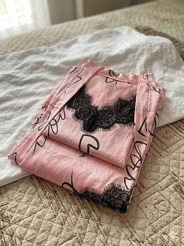 Sweatpants sets: Prodajem prelep roze satenski komplet (3 dela). Komplet sadrži at lalafo.rs — 2 Sweatpants sets: Prodajem prelep roze satenski komplet (3 dela). Komplet sadrži — 2