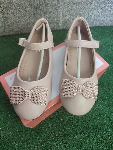 Nove baletanke za devojčice
broj 33
1000 dinara na lalafo.rs Nove baletanke za devojčice
broj 33
1000 dinara