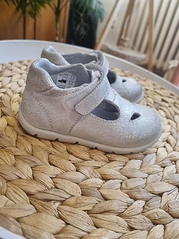 Dečije kožne cipele/sandale sa svetlucavim efektom - Model at lalafo.rs — 3 Dečije kožne cipele/sandale sa svetlucavim efektom - Model — 3