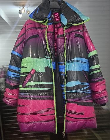 Ženska zimska jakna – šarena, sa grafičkim prugama u nijansama roze na lalafo.rs Ženska zimska jakna – šarena, sa grafičkim prugama u nijansama roze