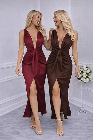 Elegantna duga haljina sa dubokim V izrezom i efektnim čvorom/naborom na lalafo.rs Elegantna duga haljina sa dubokim V izrezom i efektnim čvorom/naborom