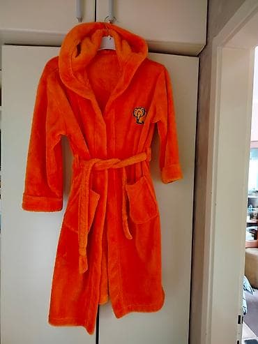 Dečiji bade mantil vel.134 (8/9) god.Odličan sa kapuljačom i džepovima na lalafo.rs — 1 Dečiji bade mantil vel.134 (8/9) god.Odličan sa kapuljačom i džepovima — 1