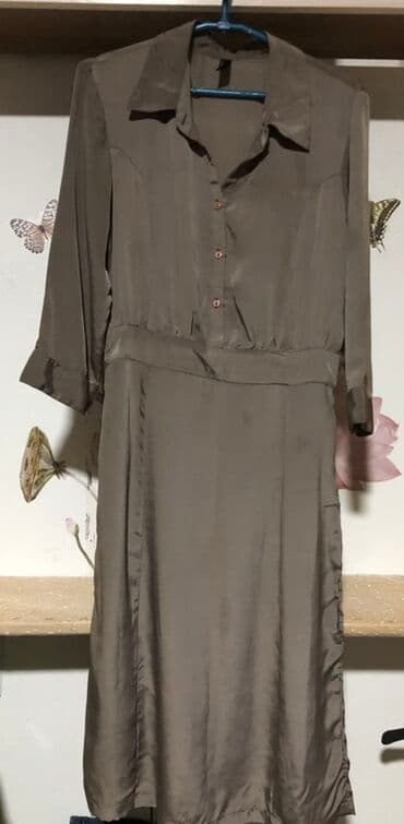 Elegantna košulja-haljina u maslinasto-sivoj nijansi. - Materijal na lalafo.rs Elegantna košulja-haljina u maslinasto-sivoj nijansi. - Materijal