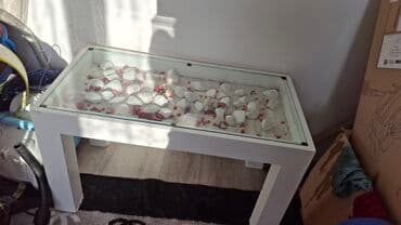 Dekorativni klub sto sa staklenom pločom i ugrađenom vitrinskom kadom na lalafo.rs Dekorativni klub sto sa staklenom pločom i ugrađenom vitrinskom kadom