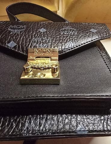 MCM torba preko ramena, ima dugačak kaiš. Na zlatnom vencu, u na lalafo.rs — 4 MCM torba preko ramena, ima dugačak kaiš. Na zlatnom vencu, u — 4