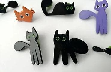 kom sa etiketom: Crne Mačke BROŠ evi. Designed by Kordy Meki emajl u boji – Broševi at lalafo.rs — 3 kom sa etiketom: Crne Mačke BROŠ evi. Designed by Kordy Meki emajl u boji – Broševi — 3