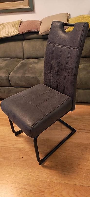 Moderne trpezarijske stolice u odlicnom stanju kao sa slika na lalafo.rs Moderne trpezarijske stolice u odlicnom stanju kao sa slika