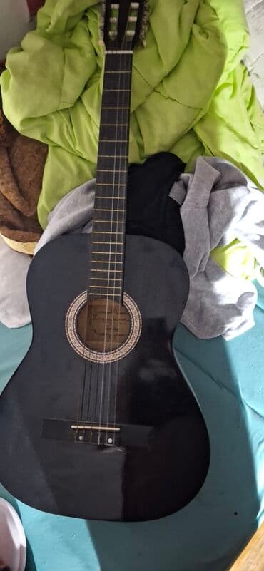 Gitare: Klasična akustična gitara – crna, sa sjajnim finišem. - Veličina na lalafo.rs Gitare: Klasična akustična gitara – crna, sa sjajnim finišem. - Veličina