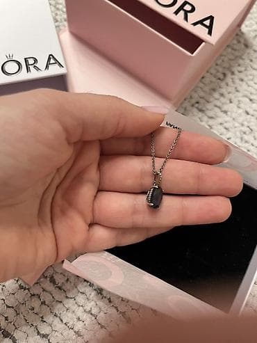 Pandora ogrlica sa priveškom – tamnoplavi ovalni kamen - Brend at lalafo.rs — 3 Pandora ogrlica sa priveškom – tamnoplavi ovalni kamen - Brend — 3