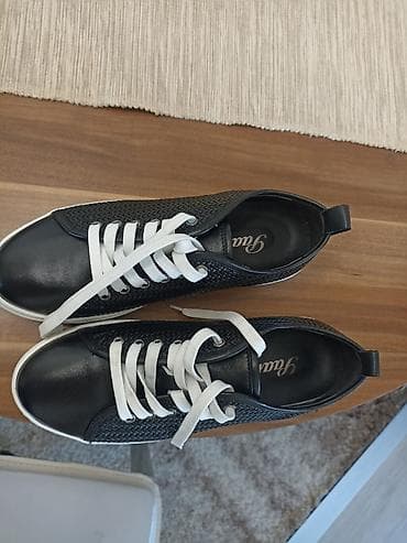 Crne casual patike sa belim pertlama i debelim belim đonom. Gornjište na lalafo.rs — 2 Crne casual patike sa belim pertlama i debelim belim đonom. Gornjište — 2