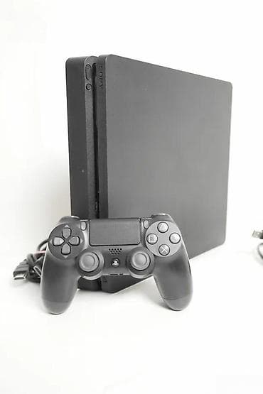 U ponudi Sony Playstation 4. Konzola je SLIM model, odlično očuvana na lalafo.rs U ponudi Sony Playstation 4. Konzola je SLIM model, odlično očuvana
