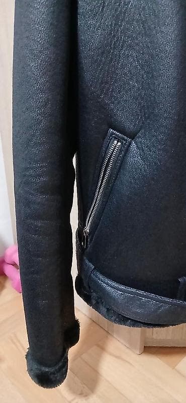 Crna ženska jakna sa krznenom postavom i kragnom (biker stil). - na lalafo.rs — 2 Crna ženska jakna sa krznenom postavom i kragnom (biker stil). - — 2