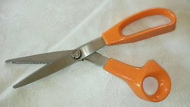 Cik cak makaze, duzina 25 cm Isporuka brzom postom. Troskove isporuke na lalafo.rs Cik cak makaze, duzina 25 cm Isporuka brzom postom. Troskove isporuke