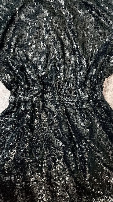 Elegantna mini haljina od crnih šljokica sa postavom. Savrsena za na lalafo.rs — 3 Elegantna mini haljina od crnih šljokica sa postavom. Savrsena za — 3