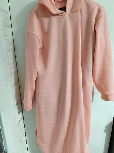 Dugi džemper/haljina sa kapuljačom u puder‑roze boji. - Kroj: ravna na lalafo.rs — 1 Dugi džemper/haljina sa kapuljačom u puder‑roze boji. - Kroj: ravna — 1