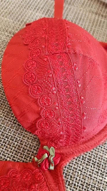 kom sa etiketom: Crveni grudnjak Rosme – veličina EU 75D. - Boja: intenzivno crvena - at lalafo.rs — 5 kom sa etiketom: Crveni grudnjak Rosme – veličina EU 75D. - Boja: intenzivno crvena - — 5