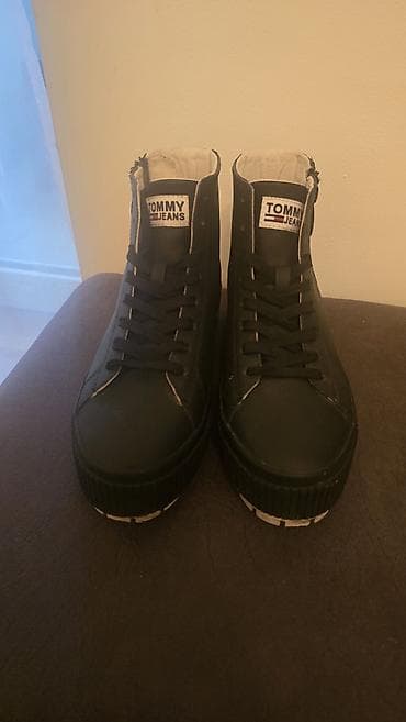 Tommy Hilfiger Tommy Jeans NOVE ORIGINALnosene par puta,gotovo da na lalafo.rs — 2 Tommy Hilfiger Tommy Jeans NOVE ORIGINALnosene par puta,gotovo da — 2