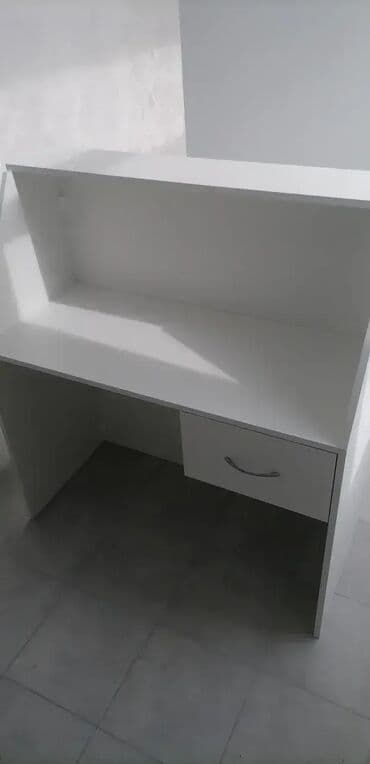 Pult 7 Materijal i Dekor: Izrađuje se od univera debljine 18mm u na lalafo.rs Pult 7 Materijal i Dekor: Izrađuje se od univera debljine 18mm u