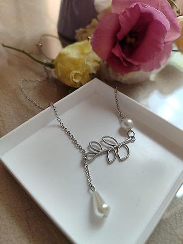 Posrebren lančić s priveskom - Dizajn: elegantna grančica sa na lalafo.rs Posrebren lančić s priveskom - Dizajn: elegantna grančica sa