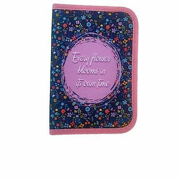 Sadrži elastične trake za sigurno držanje olovaka i flomastera na lalafo.rs — 2 Sadrži elastične trake za sigurno držanje olovaka i flomastera — 2